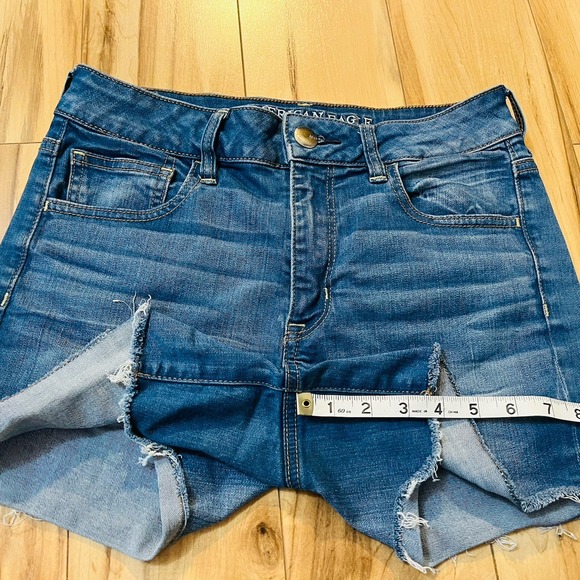 American Eagle Medium Wash Denim High Rise Shortie Shorts Womens Size 8 Raw Hem - Picture 6 of 7